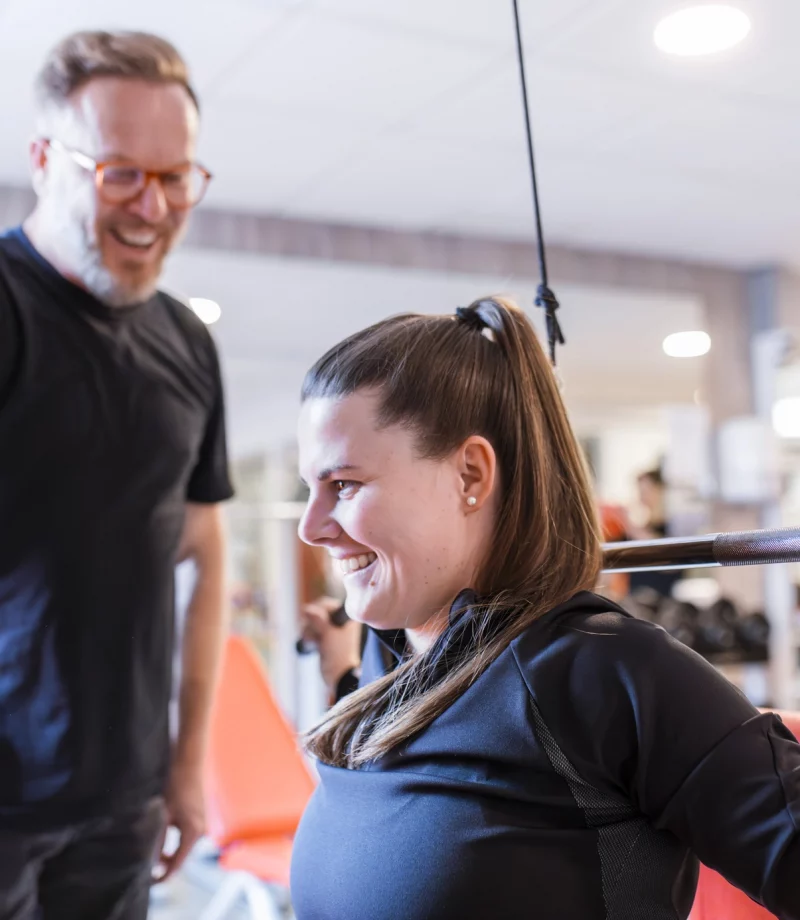 Frau beim Latzug unter der Leitung von Gregor Gamradt im Fitnessstudio in Hessisch Lichtenau
