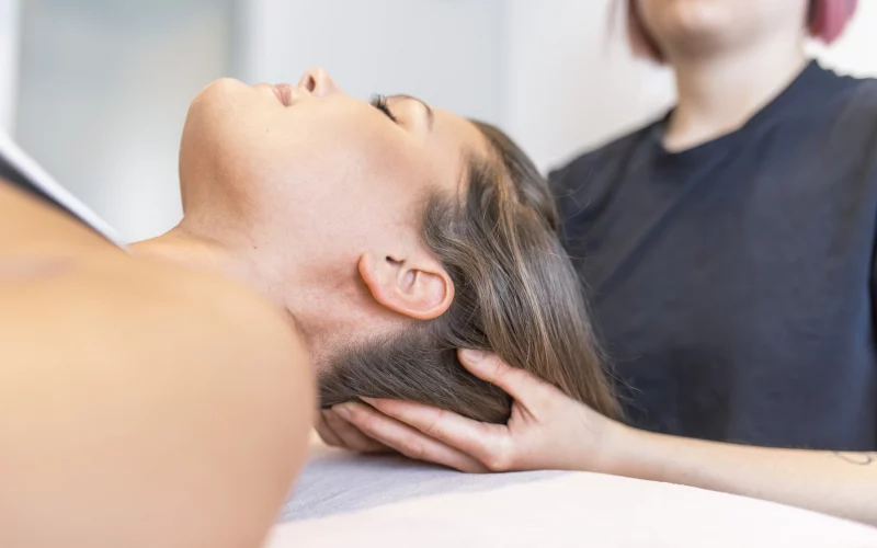 Osteopathie Behandlung am Kopf in Hessisch Lichtenau