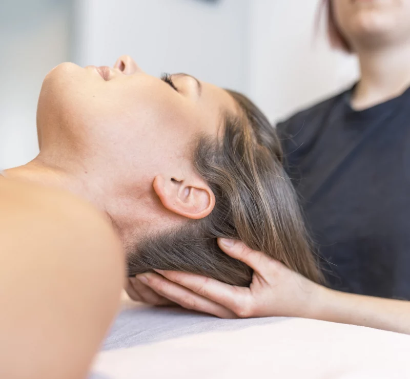 Osteopathie Behandlung am Kopf in Hessisch Lichtenau