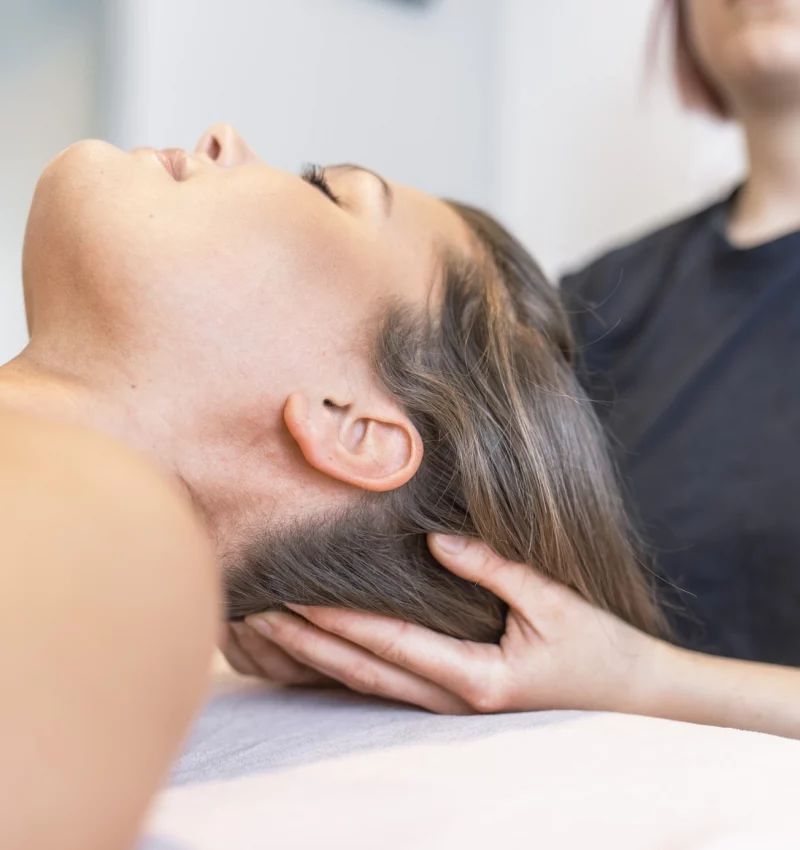 Osteopathie Behandlung am Kopf in Hessisch Lichtenau