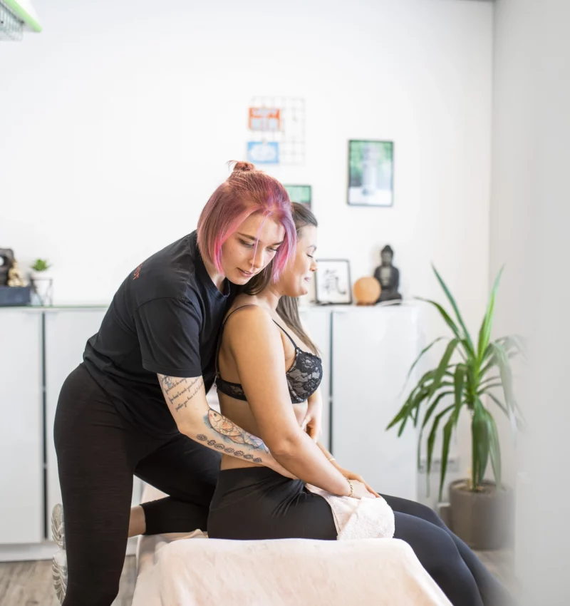 Osteopathie Behandlung der inneren Organe an einer Patientin in Hessisch Lichtenau