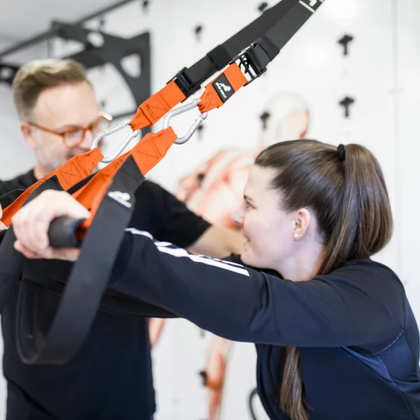 Physiotherapie Behandlung an einer Patientin durch Gregor Gamradt
