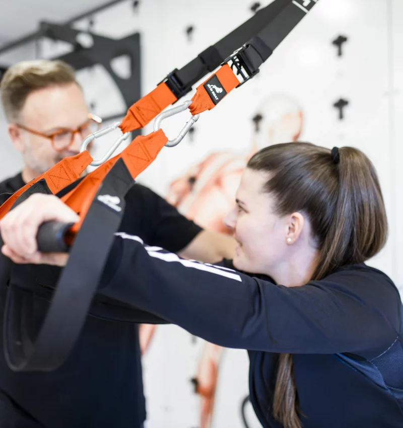 Physiotherapie Behandlung an einer Patientin durch Gregor Gamradt